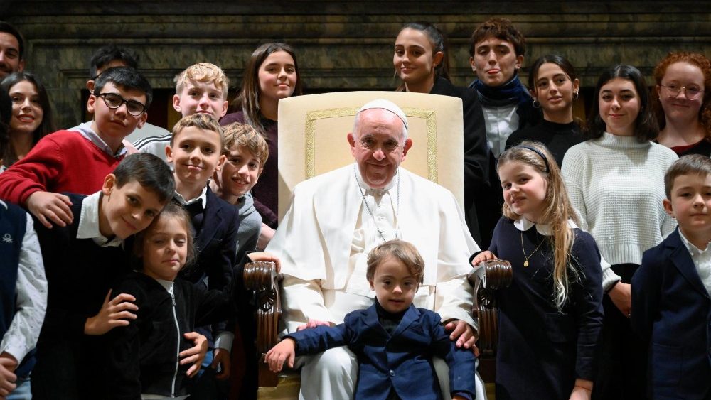 Papa Francesco con bambini e ragazzi